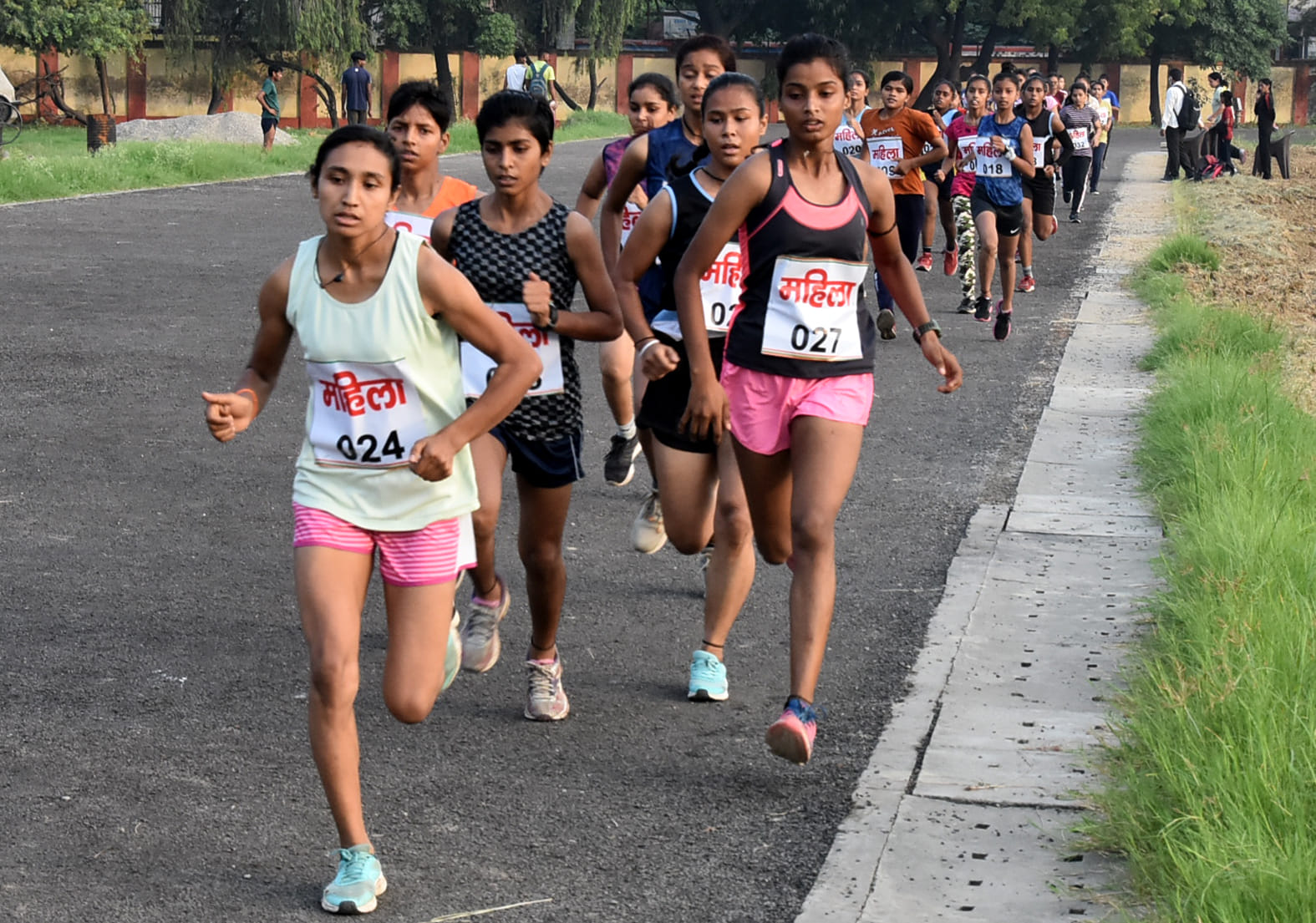स्टेडियम में मैराथन दौड़ में दौड़ते धावक स्टेडियम में मैराथन दौड़ में दौड़ते धावक