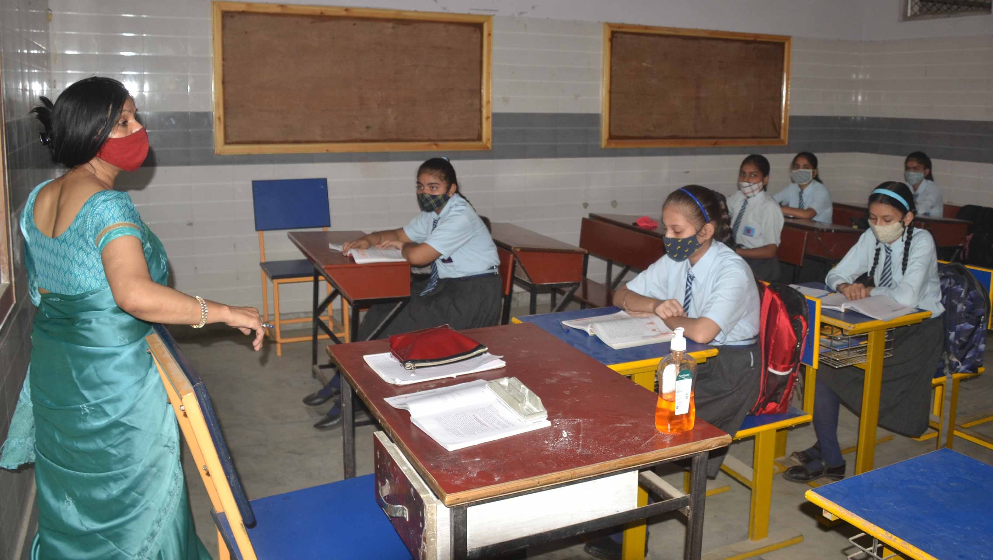 शामली के सेंन्ट आरसी स्कूल में पढ़ाई करती छात्राएं।
