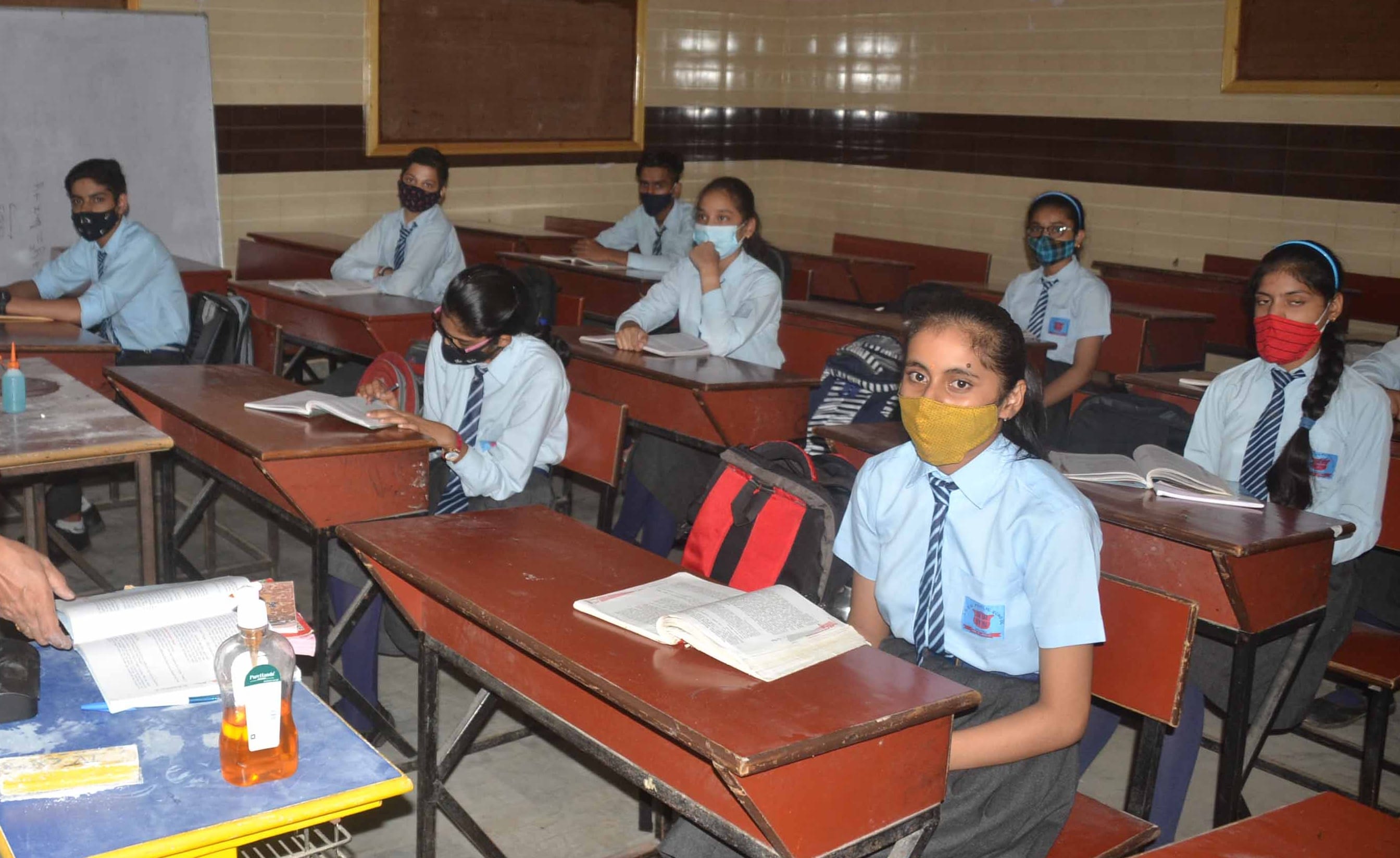 शामली के सेंन्ट आरसी स्कूल में पढ़ाई करते छात्र-छात्राएं