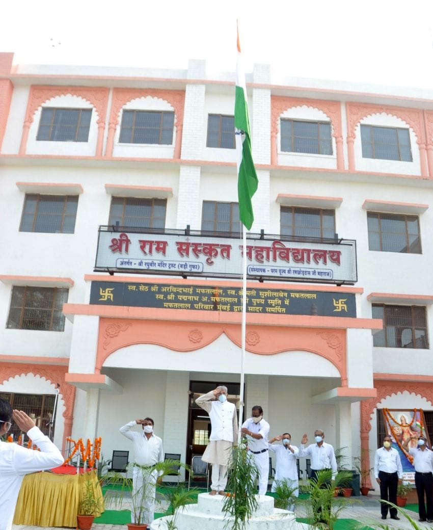 जानकीकुंड के महाविद्यालय में ध्वजारोहण करते सदगुरु सेवा संघ के ट्रस्टी डा. बीके जैन। संवाद जानकीकुंड के महाविद्यालय में ध्वजारोहण करते सदगुरु सेवा संघ के ट्रस्टी डा. बीके जैन। संवाद