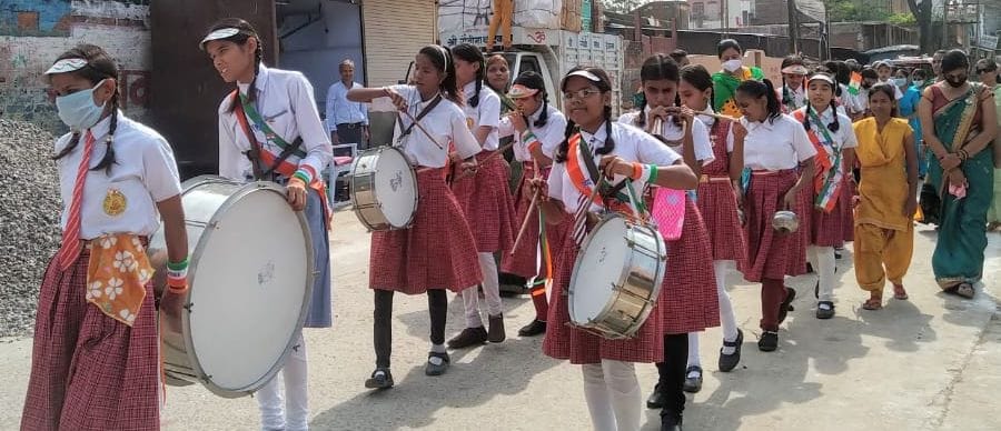 स्वतंत्रता दिवस पर शहर में प्रभात फेरी निकालते दृष्टि बालिका विद्यालय की छात्राएं । संवाद स्वतंत्रता दिवस पर शहर में प्रभात फेरी निकालते दृष्टि बालिका विद्यालय की छात्राएं । संवाद