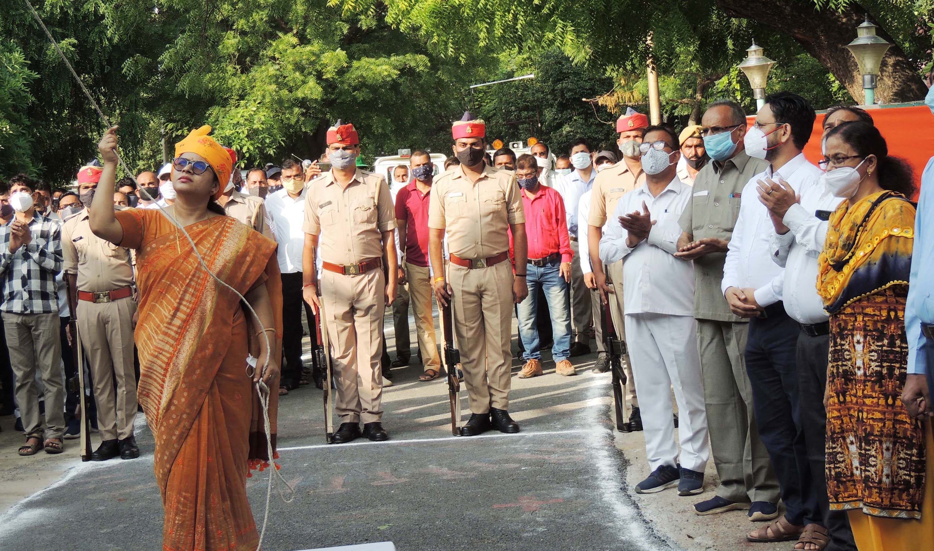 कलेक्ट्रेट में ध्वजारोहण करती डीएम प्रियंका निरंजन व अन्य अधिकारी कलेक्ट्रेट में ध्वजारोहण करती डीएम प्रियंका निरंजन व अन्य अधिकारी