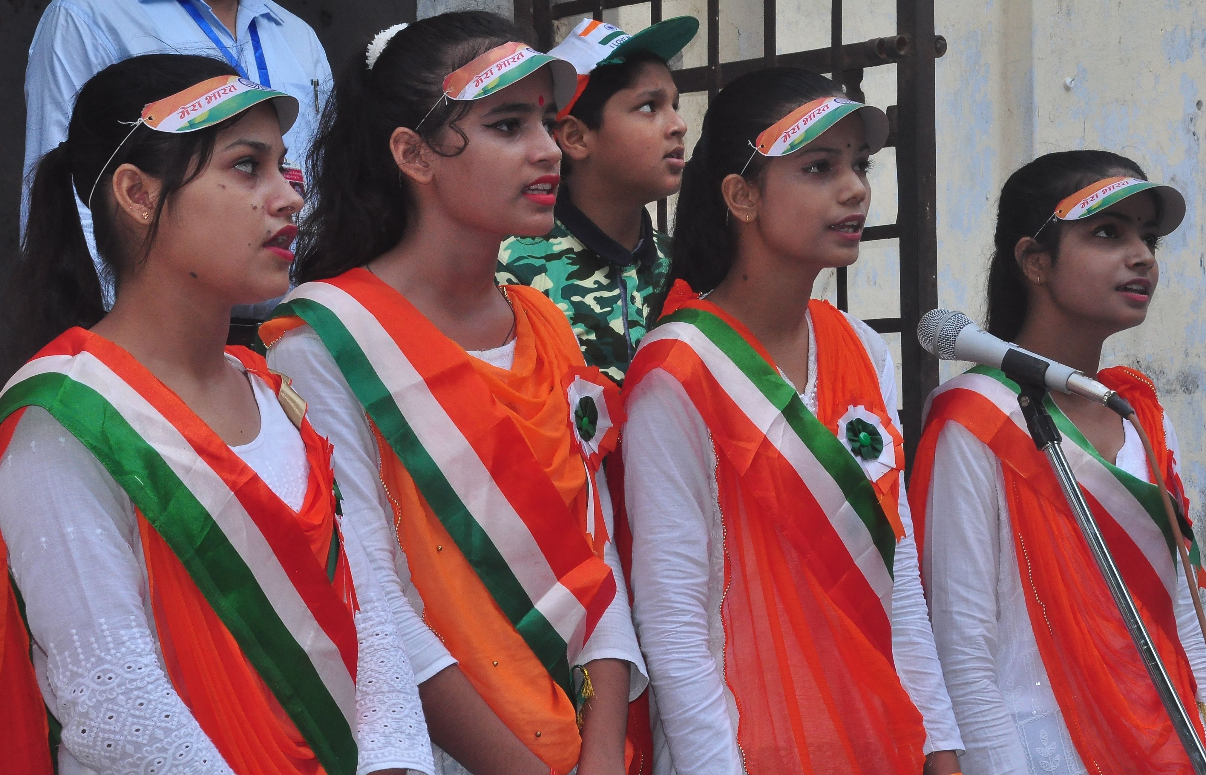स्वतंत्रता दिवस पर कलेक्ट्रेट में देशगान प्रस्तुत करती छात्राएं। संवाद स्वतंत्रता दिवस पर कलेक्ट्रेट में देशगान प्रस्तुत करती छात्राएं। संवाद