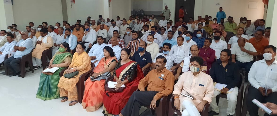 शामली भाजपा कार्यालय पर आयोजित बैठक में भाग लेते कार्यकर्ता शामली भाजपा कार्यालय पर आयोजित बैठक में भाग लेते कार्यकर्ता