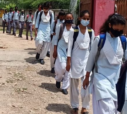 लगभग डेढ़ साल बाद खुले कालेज तो उत्साह पूर्वक स्कूल भवन में प्रवेश करते छात्र। संवाद लगभग डेढ़ साल बाद खुले कालेज तो उत्साह पूर्वक स्कूल भवन में प्रवेश करते छात्र। संवाद