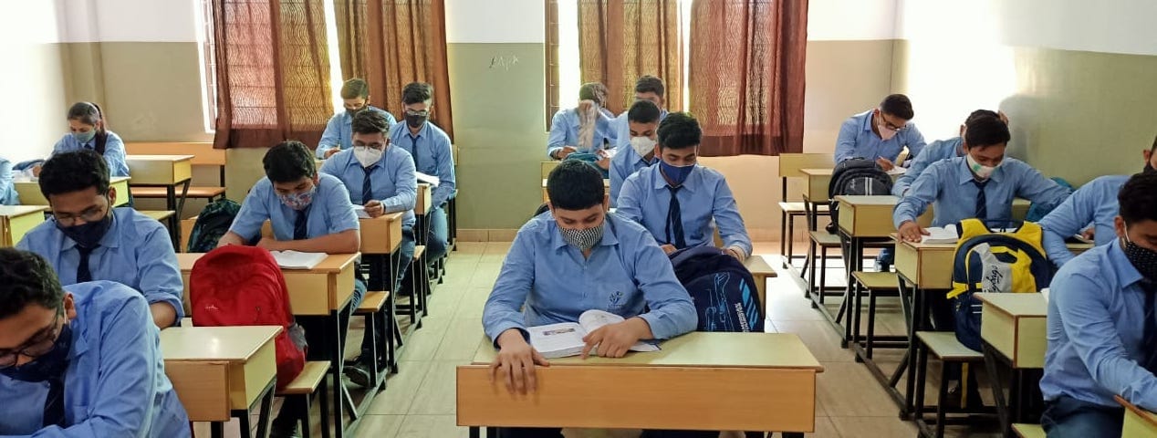 शामली के स्कोटिंस स्कूल में पढ़ाई करते छात्र।