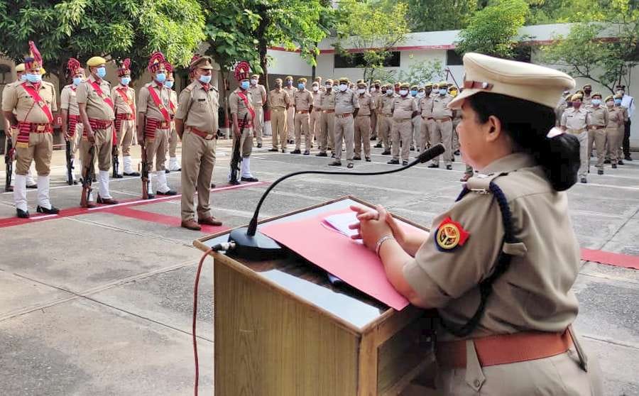 पुलिस लाइन में ध्वजारोहण के बाद संबोधित करतीं एसपी सुधा सिंह
