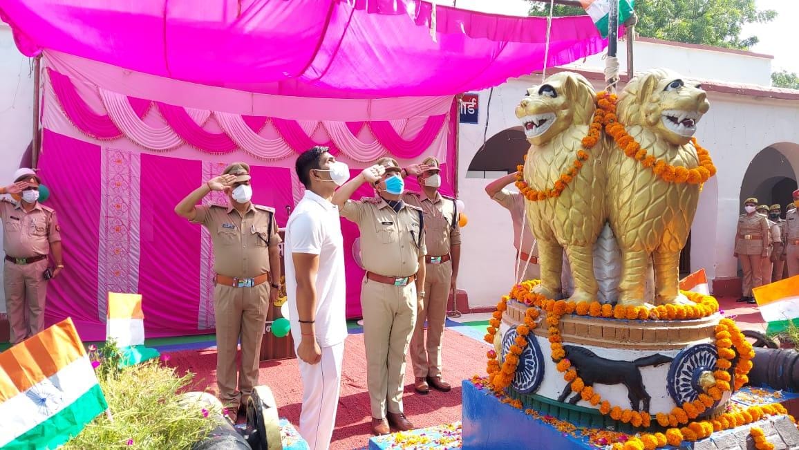स्वतंत्रता दिवस पर पुलिस लाइन में ध्वज को सलामी देते एसपी रवि कुमार व अन्य अधिकारी स्वतंत्रता दिवस पर पुलिस लाइन में ध्वज को सलामी देते एसपी रवि कुमार व अन्य अधिकारी