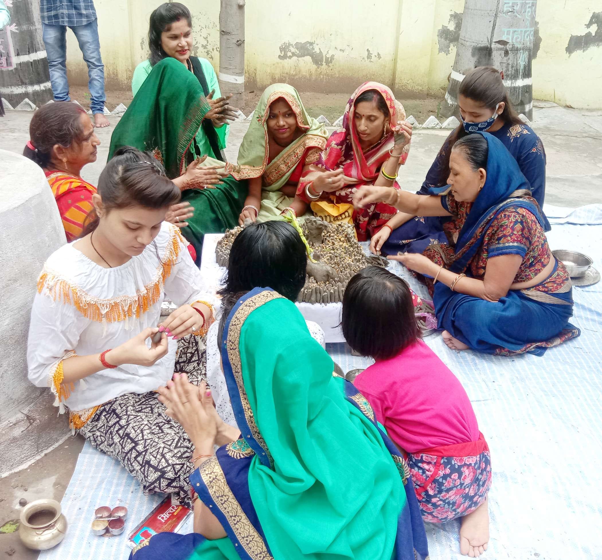 मिट्टी के शिवलिंग निर्माण में जुटे भक्त