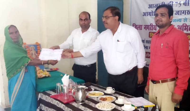 स्वयं सहायता समूह की महिलाओं को सम्मानित करते एडीएम नमामि गंगे