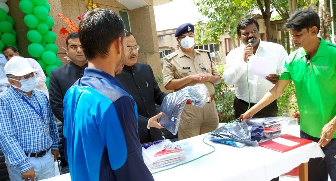 स्वतंत्रता दिवस पर विभिन्न प्रतियोगिताओं में विजयी प्रतिभागियों को पुरस्कार देते डीएम व सीडीओ स्वतंत्रता दिवस पर विभिन्न प्रतियोगिताओं में विजयी प्रतिभागियों को पुरस्कार देते डीएम व सीडीओ