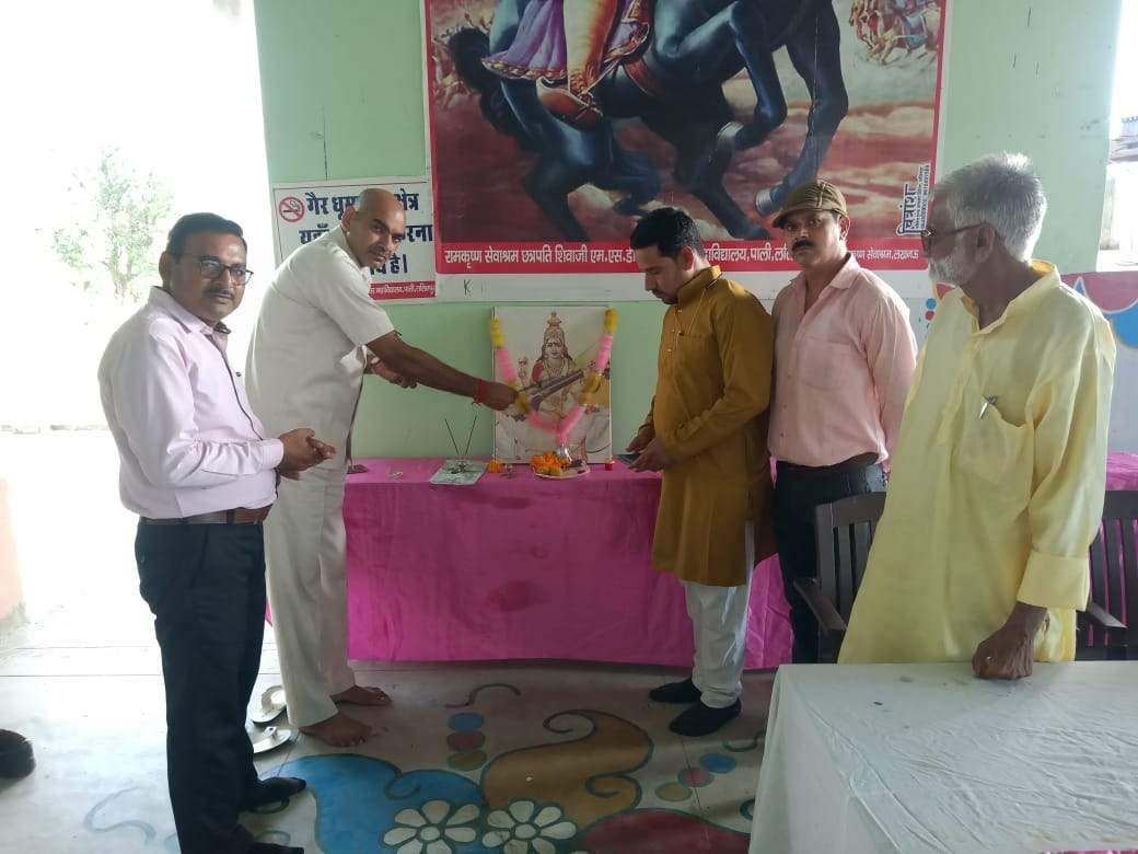 15 अगस्त को छत्रपति शिवाजी के प्रवन्ध्क सरस्वती जी का पूजन करते हुए 15 अगस्त को छत्रपति शिवाजी के प्रवन्ध्क सरस्वती जी का पूजन करते हुए