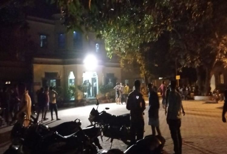 चीफ प्राक्टर आफिस पर जुटी छात्रों की भीड़