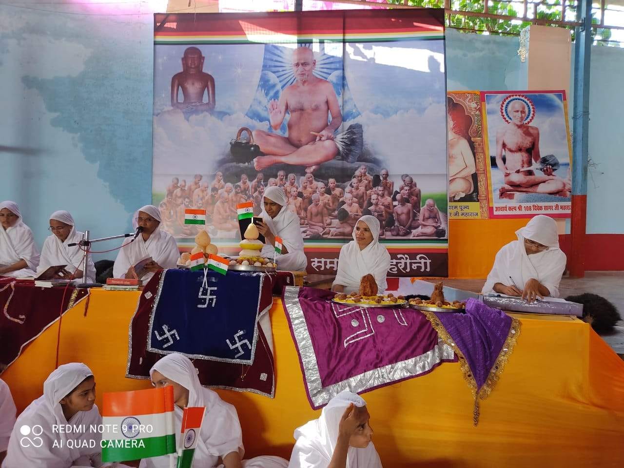 प्रवचन करती माता प्रवचन करती माता