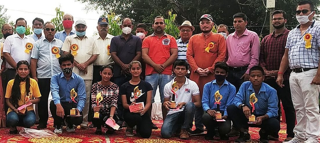 शांतिपुरी में सम्मानित टॉपरों के साथ वन निगम अध्यक्ष परिहार व अन्य।