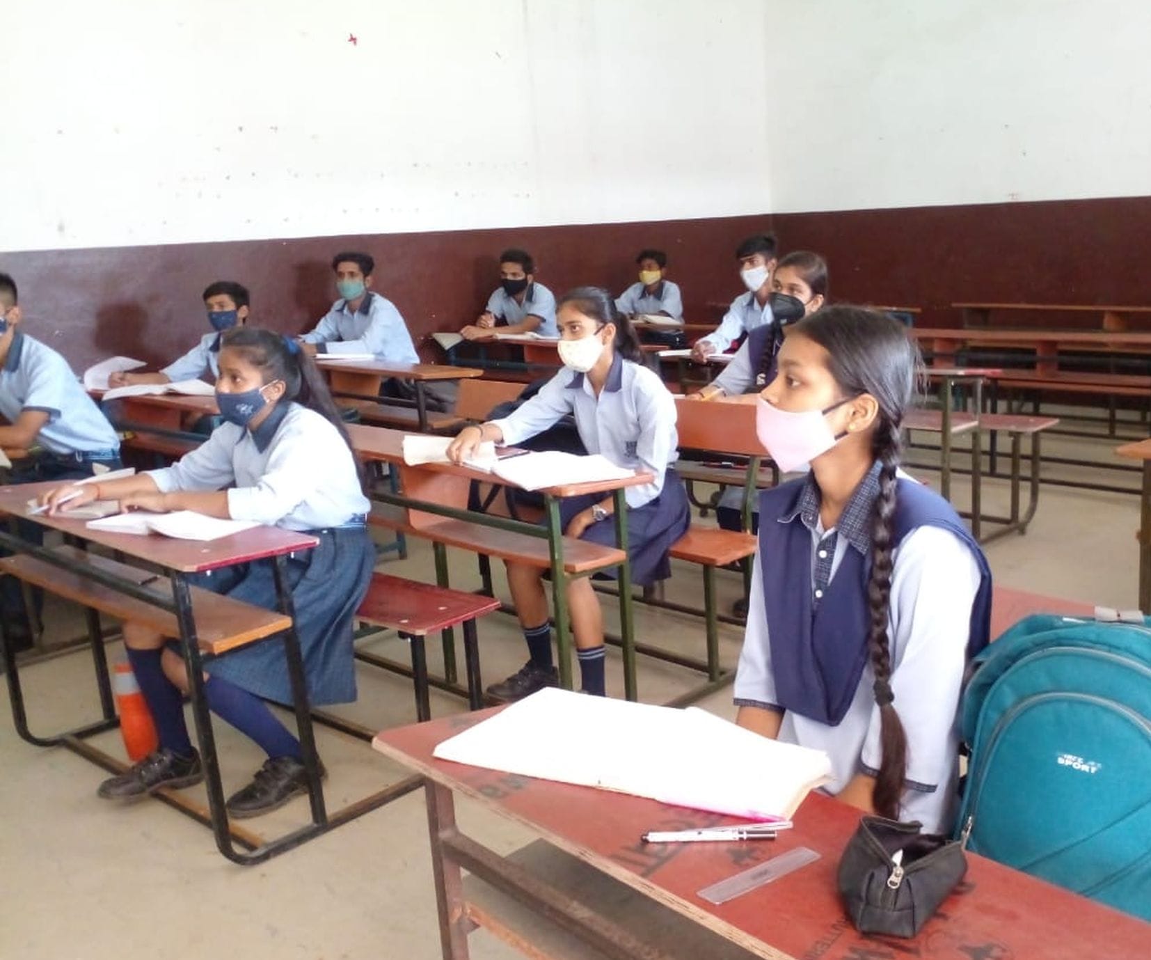 अयोध्या डीआरएम स्कूल में स्कूल के पहले दिन मौजूद बच्चे