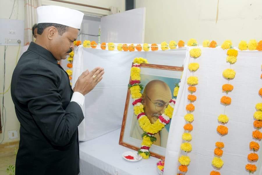 राष्ट्रपिता महात्मा गांधी के चित्र पर श्रद्धासुमन अर्पित करते डीएम अन्नावि दिनेश कुमार