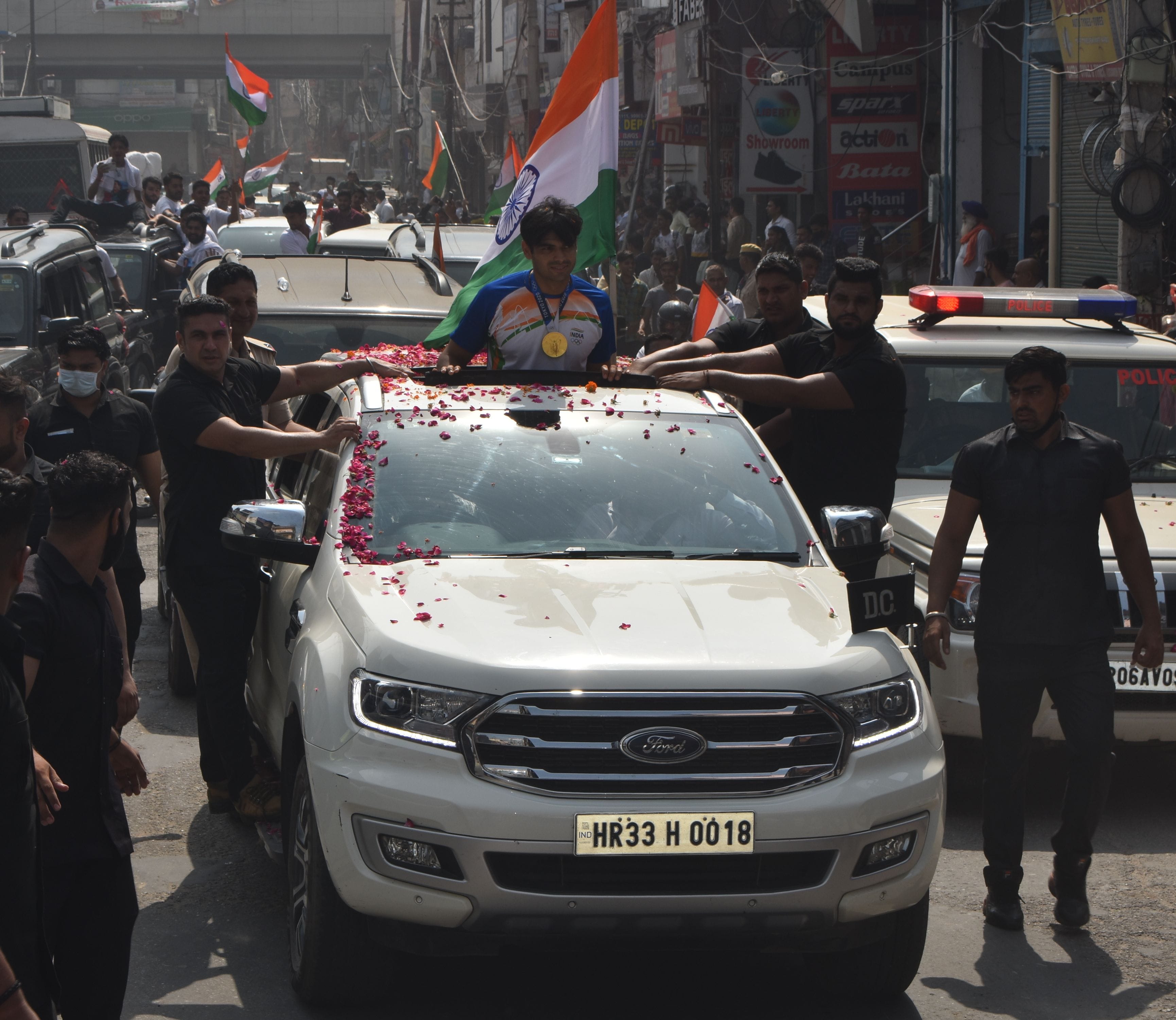 पानीपत। रोड शो के दौरान पानीपत-असंध रोड से जाते हुए नीरज चोपड़ा। पानीपत। रोड शो के दौरान पानीपत-असंध रोड से जाते हुए नीरज चोपड़ा।