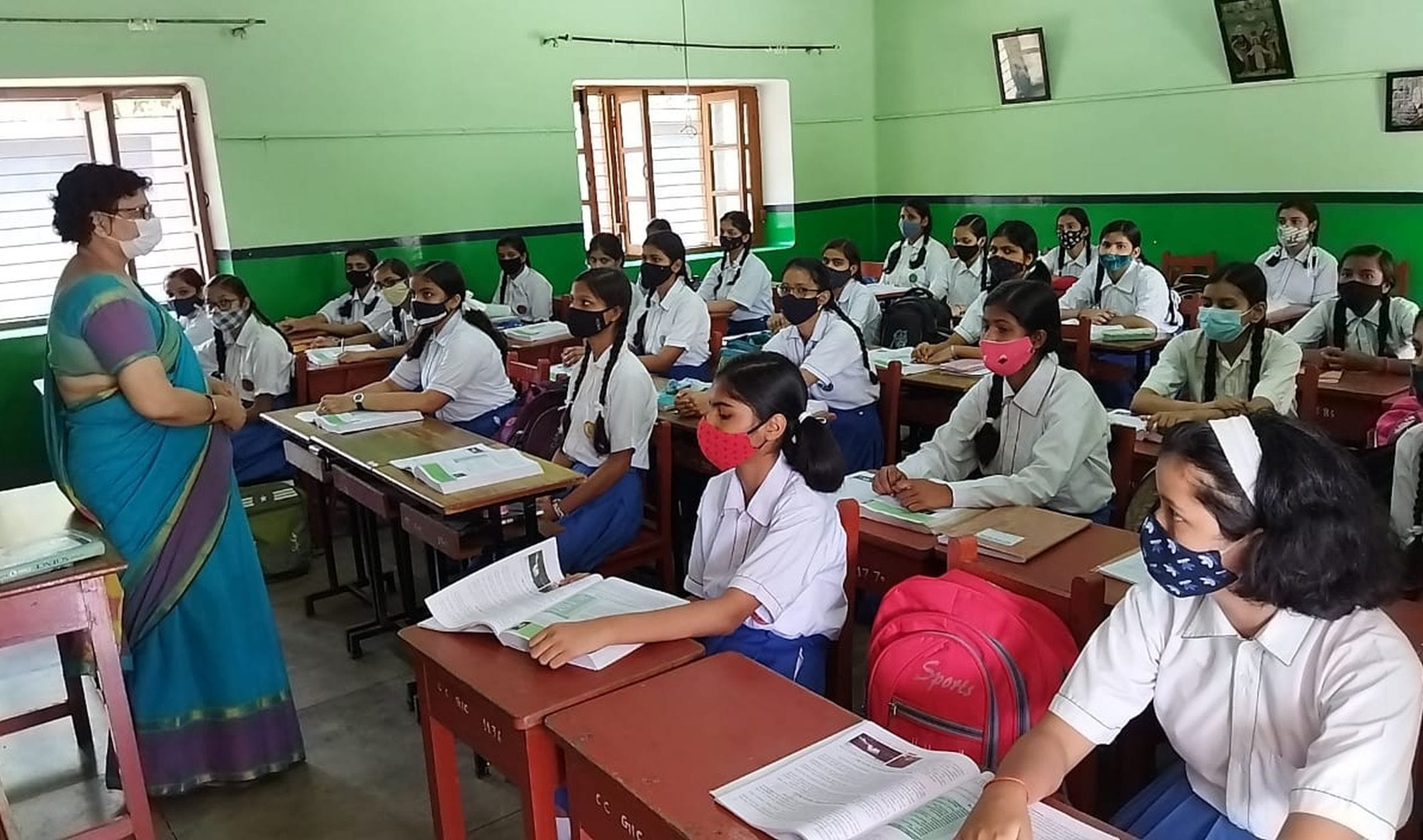अयोध्या स्कूल के पहले दिन क्लास में मौजूद बच्चों को पढ़ाती शिक्षिका