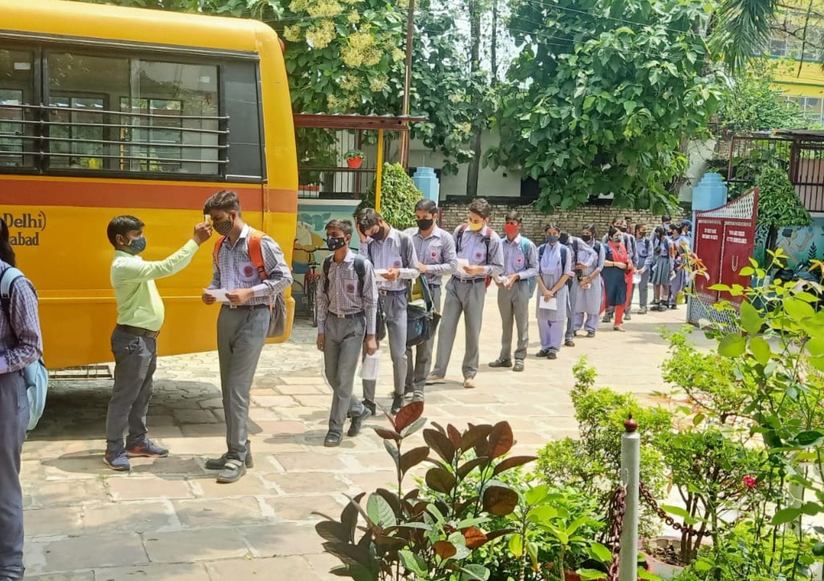 अयोध्या उदय पब्लिक स्कूल में बच्चों के प्रवेश के पूर्व थर्मल स्कैनिंग कर बच्चों को प्रवेश कराते ?