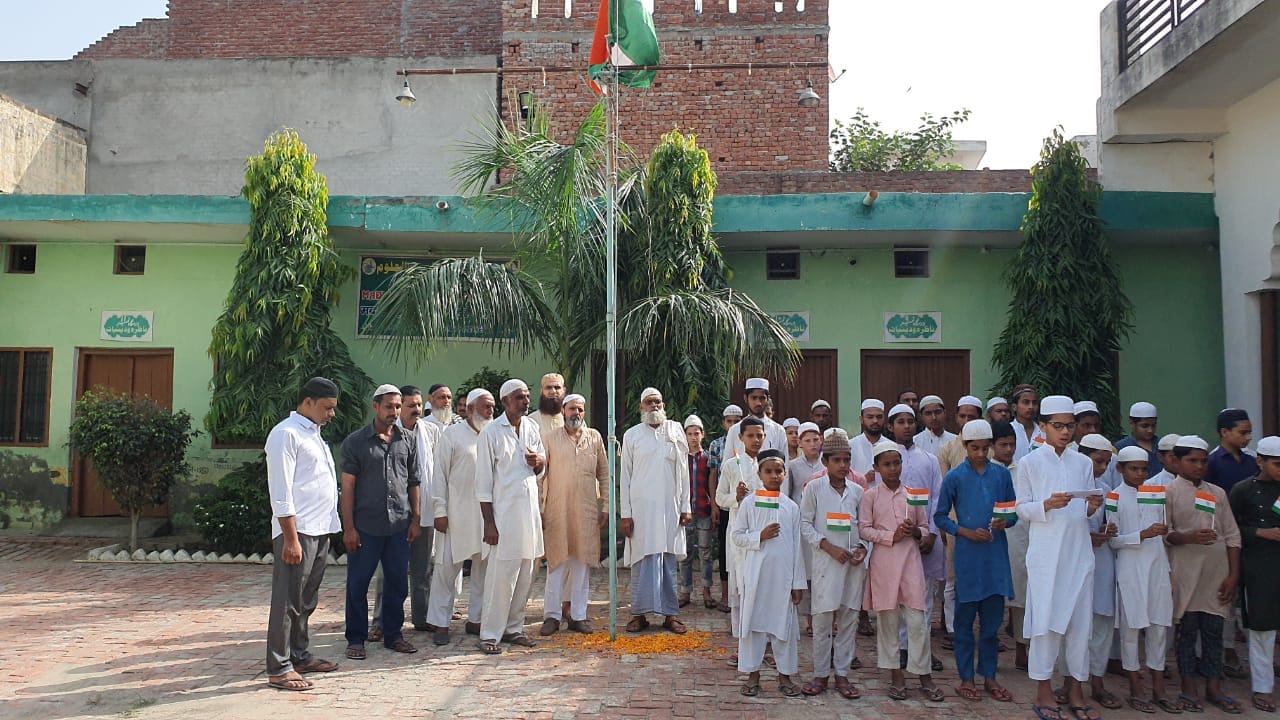 कैराना में मदरसा अहसन उल उलूम में ध्वजारोहण करते कैराना में मदरसा अहसन उल उलूम में ध्वजारोहण करते