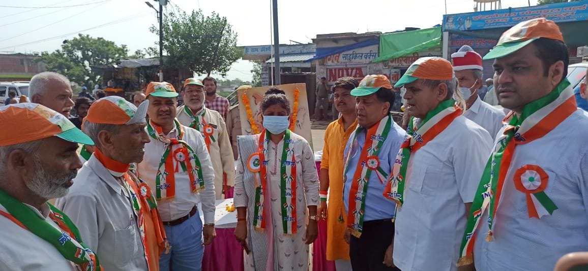 शहीद स्मारक समिति द्वारा आयोजित कार्यक्रम में बस स्टेंड पर ध्वजारोहण के बाद राष्ट्रगान में शामि शहीद स्मारक समिति द्वारा आयोजित कार्यक्रम में बस स्टेंड पर ध्वजारोहण के बाद राष्ट्रगान में शामि