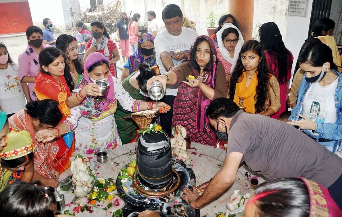 रुद्रपुर के आवास विकास स्थित शिव शक्ति मंदिर में शिवलिंग की पूजा-अर्चना करते श्रद्धालु। रुद्रपुर के आवास विकास स्थित शिव शक्ति मंदिर में शिवलिंग की पूजा-अर्चना करते श्रद्धालु।