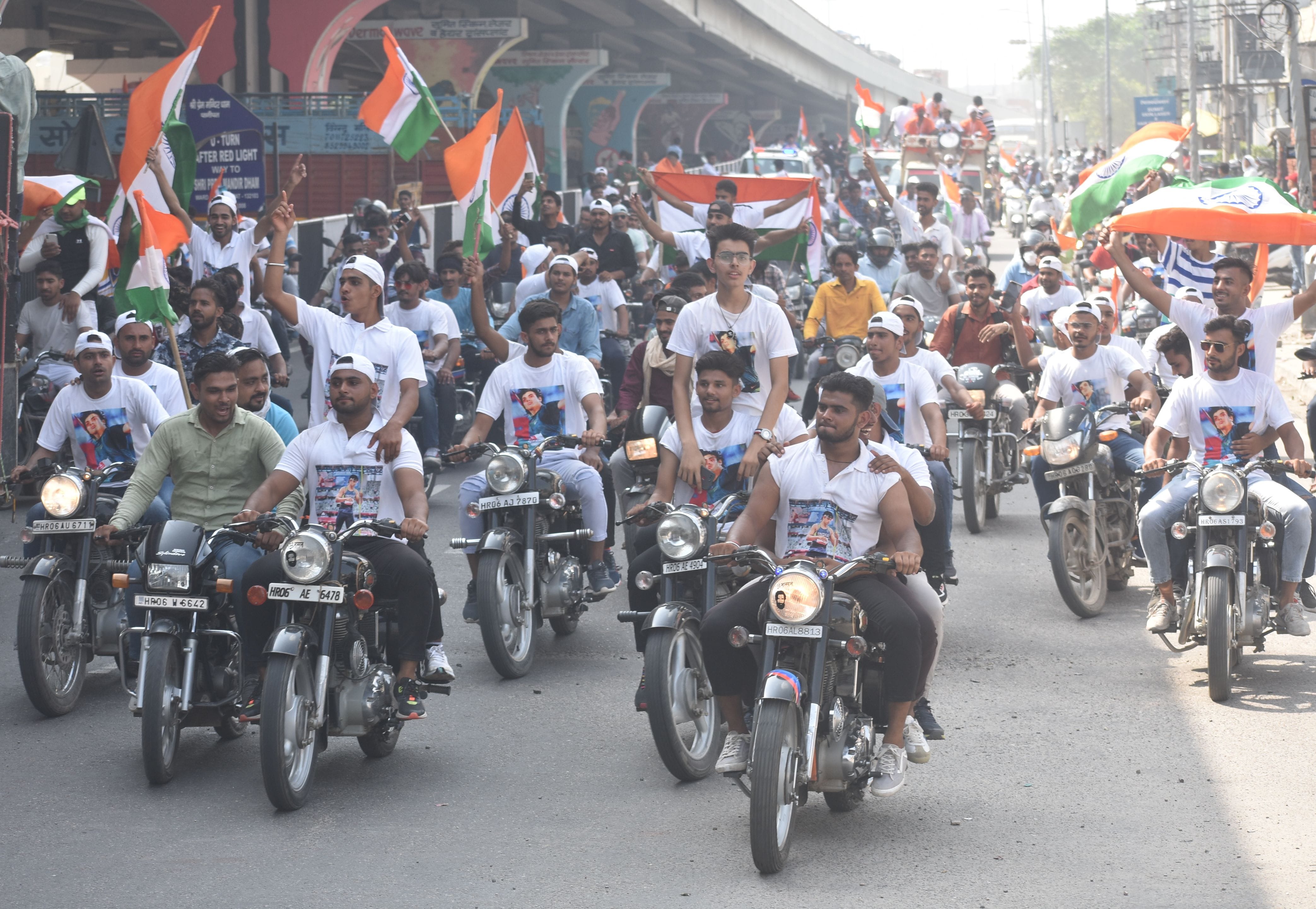 पानीपत। रोड शो के दौरान नीरज चोपड़ा के कार के आगे चली बाइक पर तिरंगा यात्रा। पानीपत। रोड शो के दौरान नीरज चोपड़ा के कार के आगे चली बाइक पर तिरंगा यात्रा।