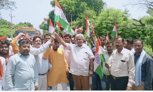 अगसौली चौराहे पर तिरंगा यात्रा को रवाना करते विपिन वार्ष्णेय, सुरेन्द्र सिंह पुण्ढीर।