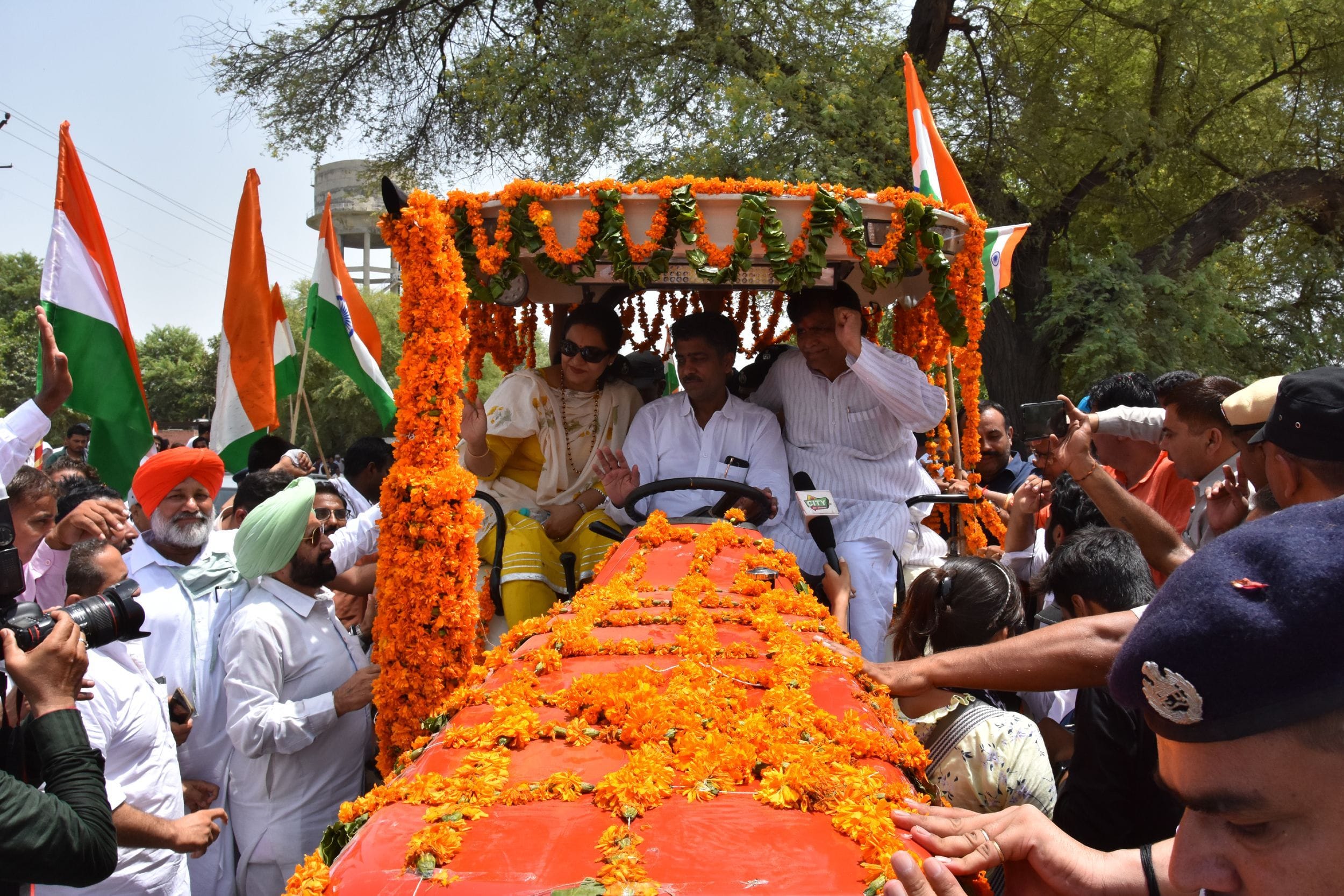 बीजेपी द्वारा आयोजित तिरंगा यात्रा के दौरान ट्रैक्टर पर सवार बीजेपी अध्यक्ष ओपी धनखड़ बीजेपी द्वारा आयोजित तिरंगा यात्रा के दौरान ट्रैक्टर पर सवार बीजेपी अध्यक्ष ओपी धनखड़