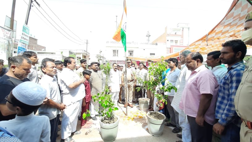 कैराना में पानीपत रोड स्थित मारूति टिंबर पर ध्वजारोहण करते भाजपा नेता अनिल चौहान कैराना में पानीपत रोड स्थित मारूति टिंबर पर ध्वजारोहण करते भाजपा नेता अनिल चौहान