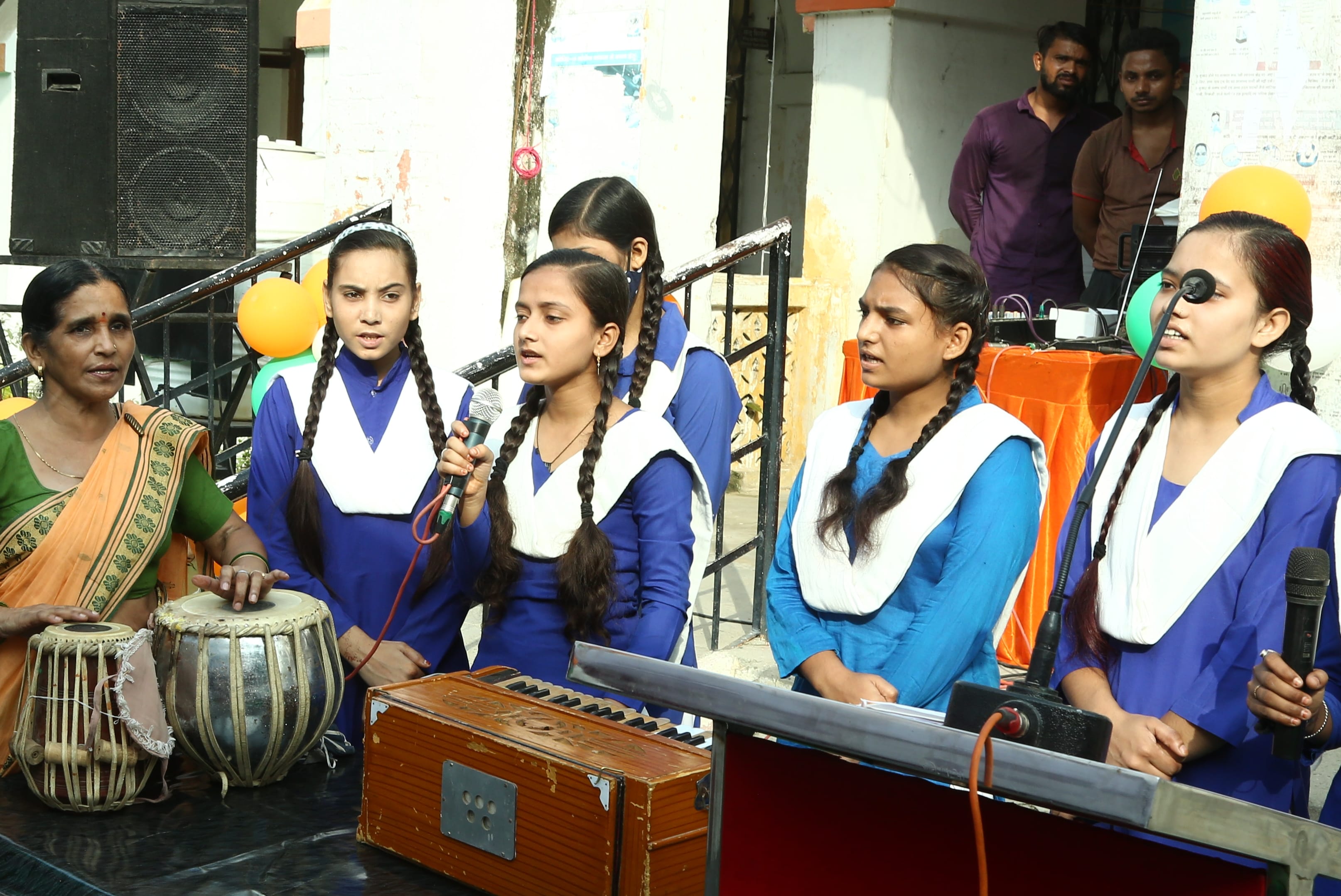 बिजनौर में स्वतंत्रता दिवस पर कलक्ट्रेट में ध्वजारोहण के दौरान सांस्कृतिक प्रस्तुति देती छात्?