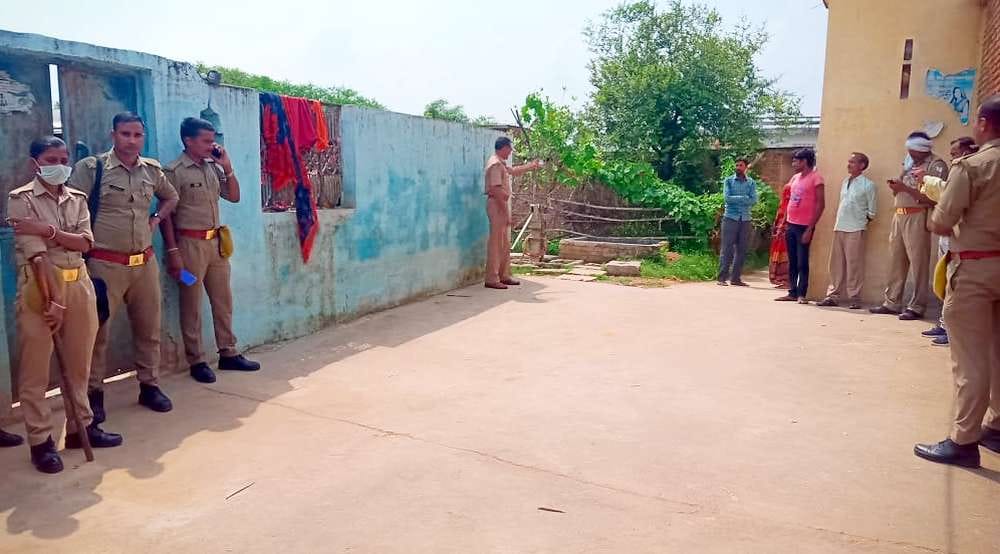 बुधौरा गांव में तैनात पुलिस फोर्स