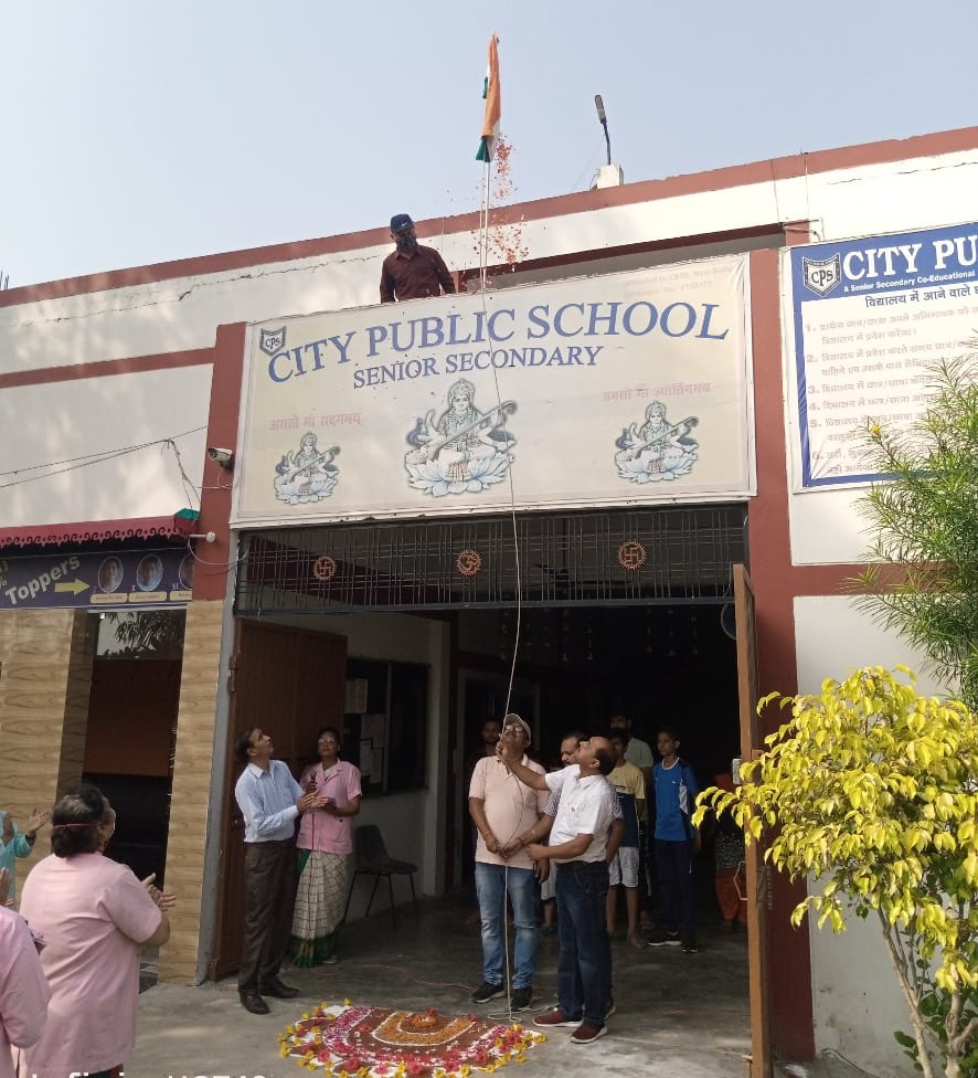 नजीबाबाद के सिटी पब्लिक स्कूल में ध्वजारोहण करते प्रधानाचार्य।