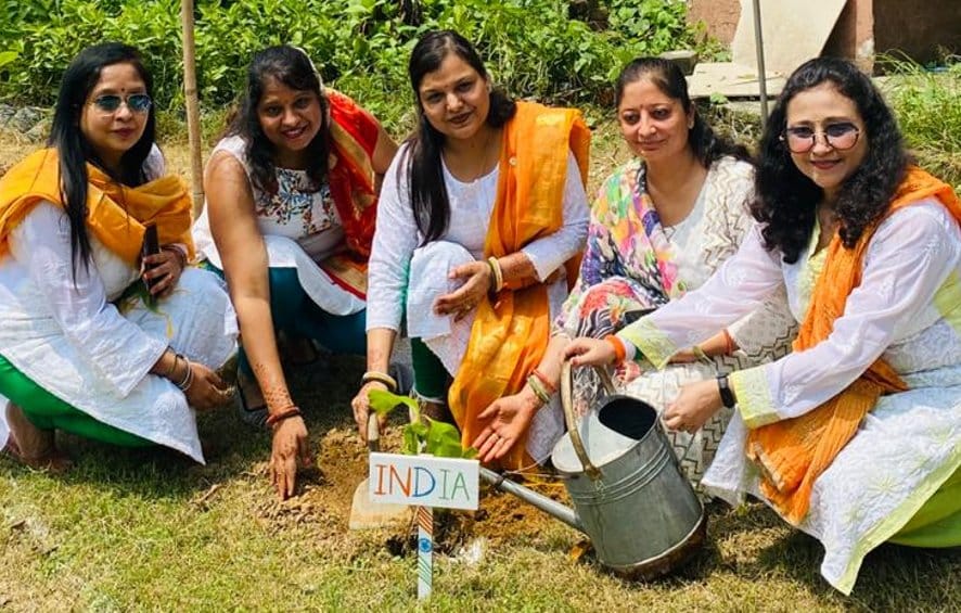 नजीबाबाद में स्वाधीनता दिवस पर पौधारोपण करतीं एलएनएस क्लब की महिलाएं।