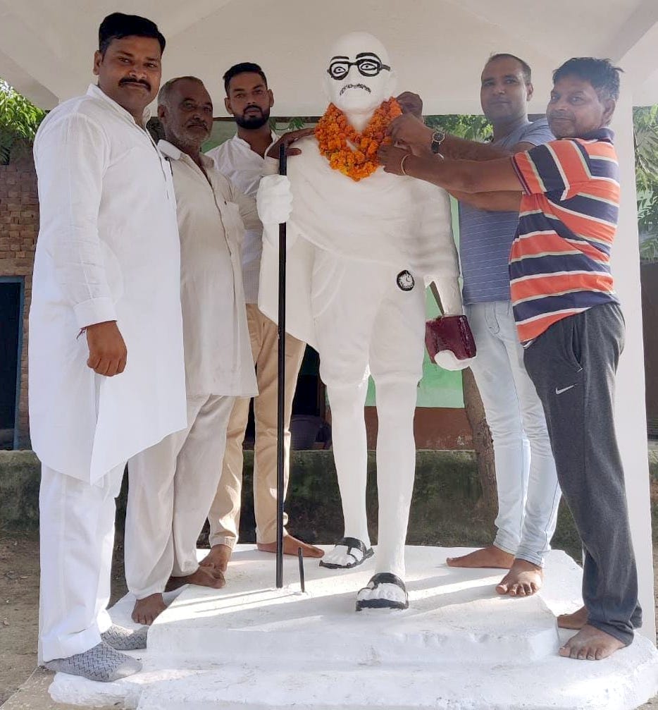 बाबरी क्षेत्र के गांव हिरनवाडा में माहत्मा गांधी की प्रतिमा पर माल्पर्ण करते ग्रामीण बाबरी क्षेत्र के गांव हिरनवाडा में माहत्मा गांधी की प्रतिमा पर माल्पर्ण करते ग्रामीण
