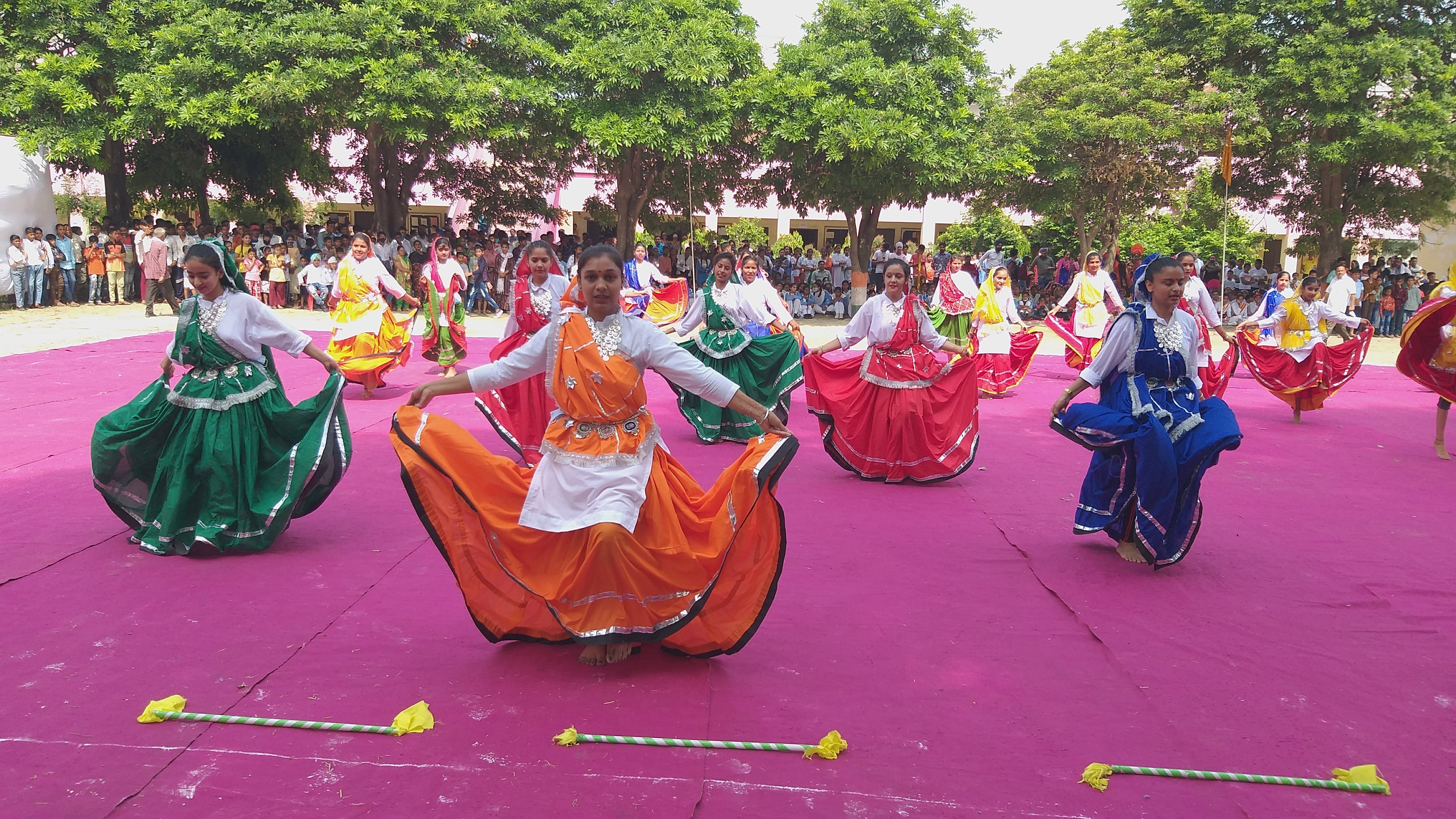 बिलासपुर में समारोह के दौरान सांस्कृतिक कार्यक्रम प्रस्तुत करते विद्यार्थी।  संवाद