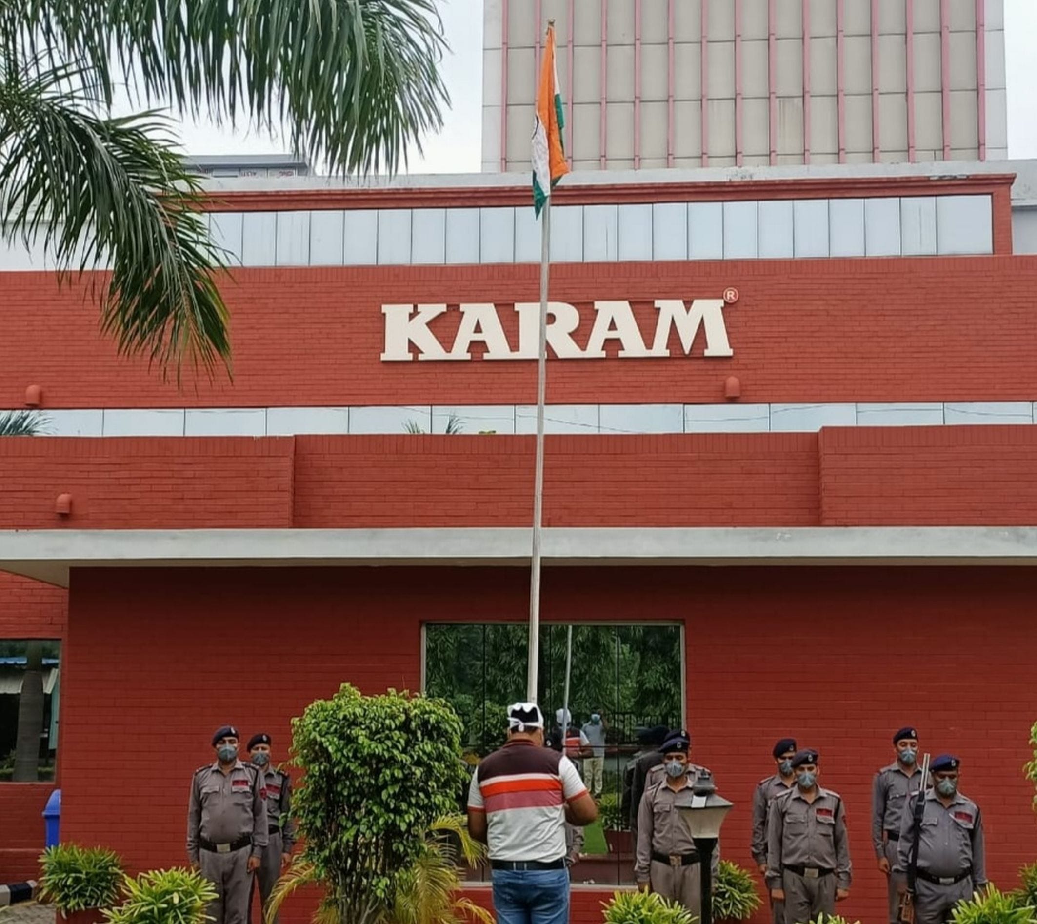 सितारगंज करम इंडस्ट्रीज में ध्वज फहराते फैक्टरी अधिकारी। सितारगंज करम इंडस्ट्रीज में ध्वज फहराते फैक्टरी अधिकारी।
