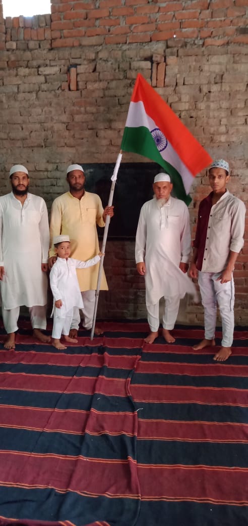 कैराना में मदरसा जाहिदिया इमदादुल उलूम में तिरंगा फैहराते मौलाना कैराना में मदरसा जाहिदिया इमदादुल उलूम में तिरंगा फैहराते मौलाना