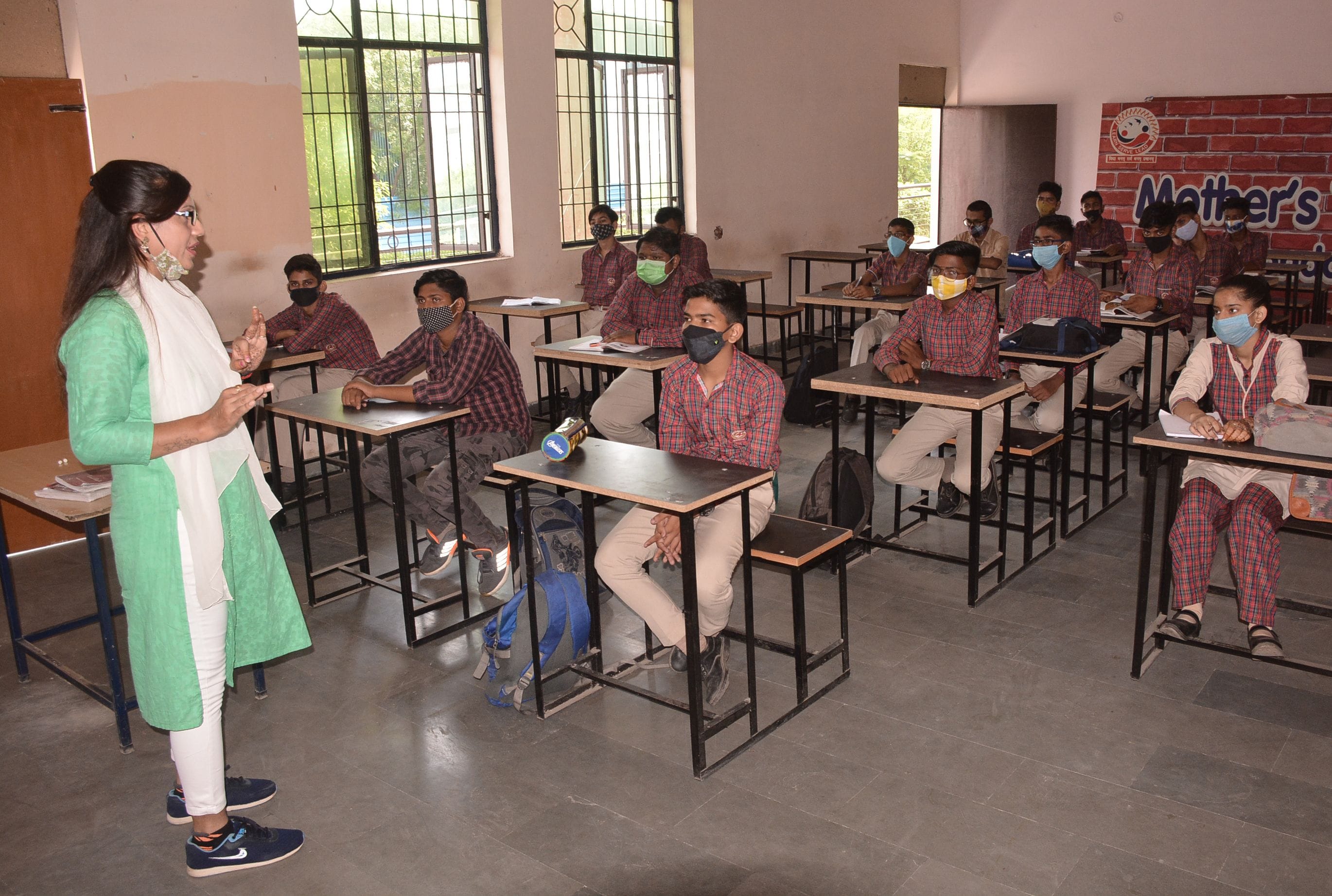 मदर्स टच सीनियर सेकेंडरी स्कूल में छात्रों को पढ़ाती शिक्षिका । अमर उजाला मदर्स टच सीनियर सेकेंडरी स्कूल में छात्रों को पढ़ाती शिक्षिका । अमर उजाला