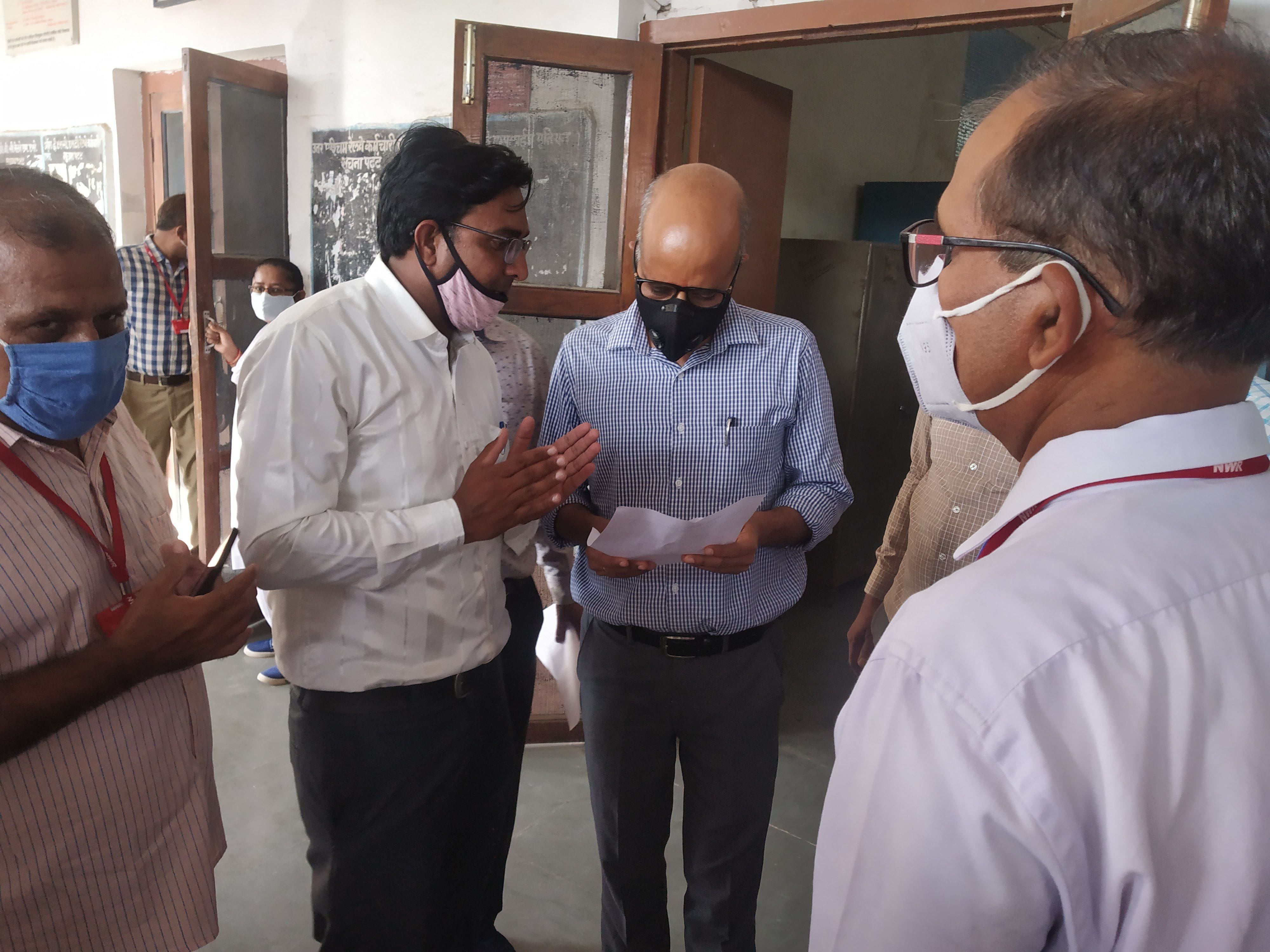 रेलवे अधिकारी को मांग पत्र सौंपते पार्षद प्रतिनिधी