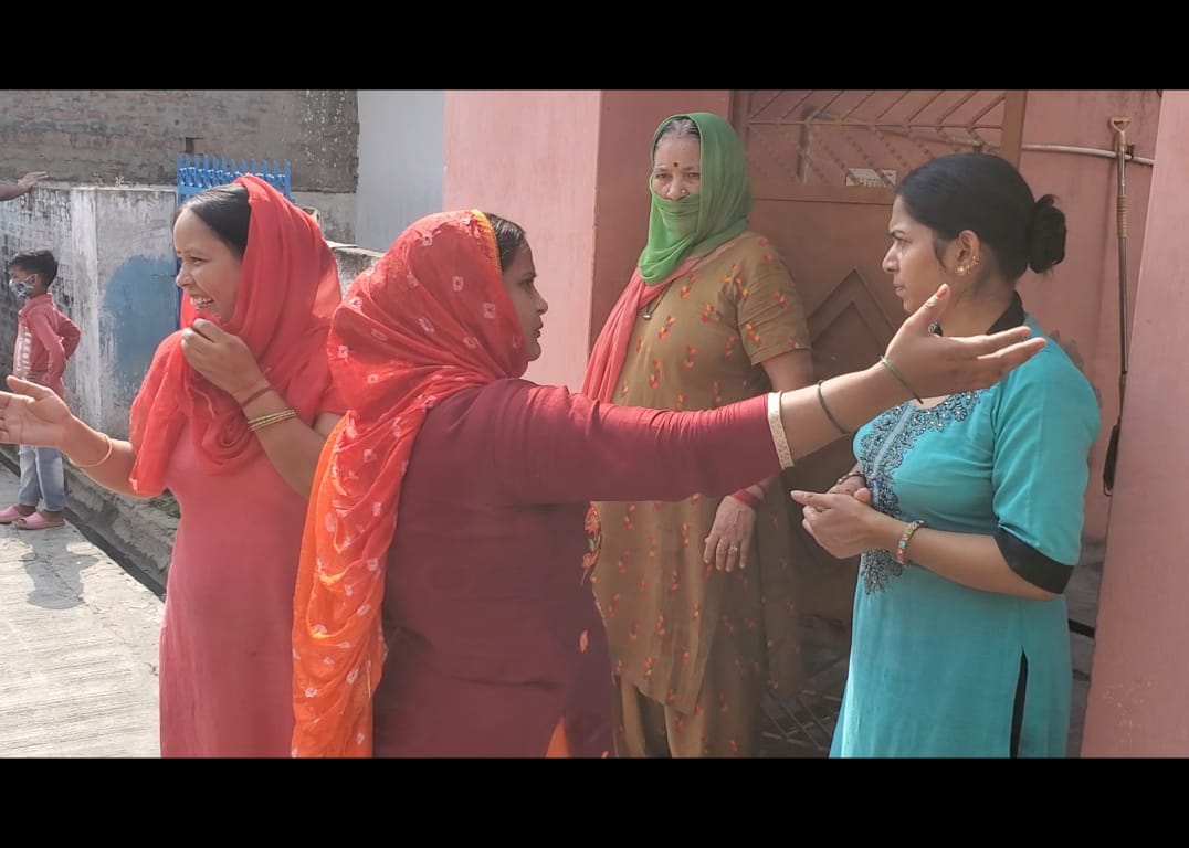 झाड़ियों में नवजात का शव मिलने के बाद आपस में चर्चा करती कॉलोनी की महिलाएं। संवाद झाड़ियों में नवजात का शव मिलने के बाद आपस में चर्चा करती कॉलोनी की महिलाएं। संवाद