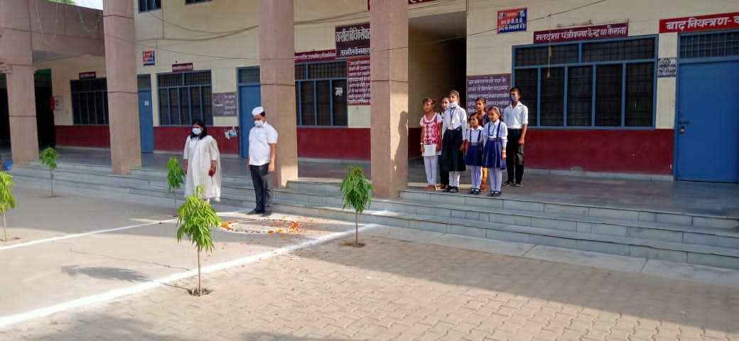 कैराना तहसील में राष्ट्रगान गाते एसडीएम उदभव त्रिपाठी व तहसीलदार प्रियंका जायसवाल कैराना तहसील में राष्ट्रगान गाते एसडीएम उदभव त्रिपाठी व तहसीलदार प्रियंका जायसवाल