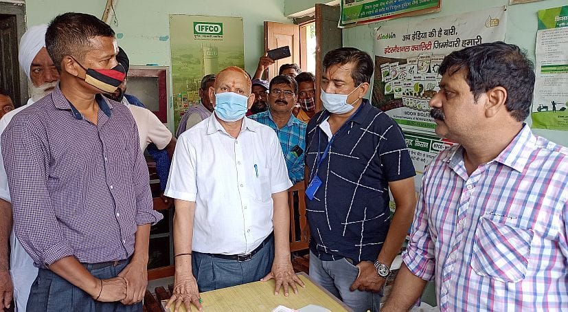 गूलरभोज में खाद कर्मचारी से पूछताछ करते एडीसीओ। गूलरभोज में खाद कर्मचारी से पूछताछ करते एडीसीओ।