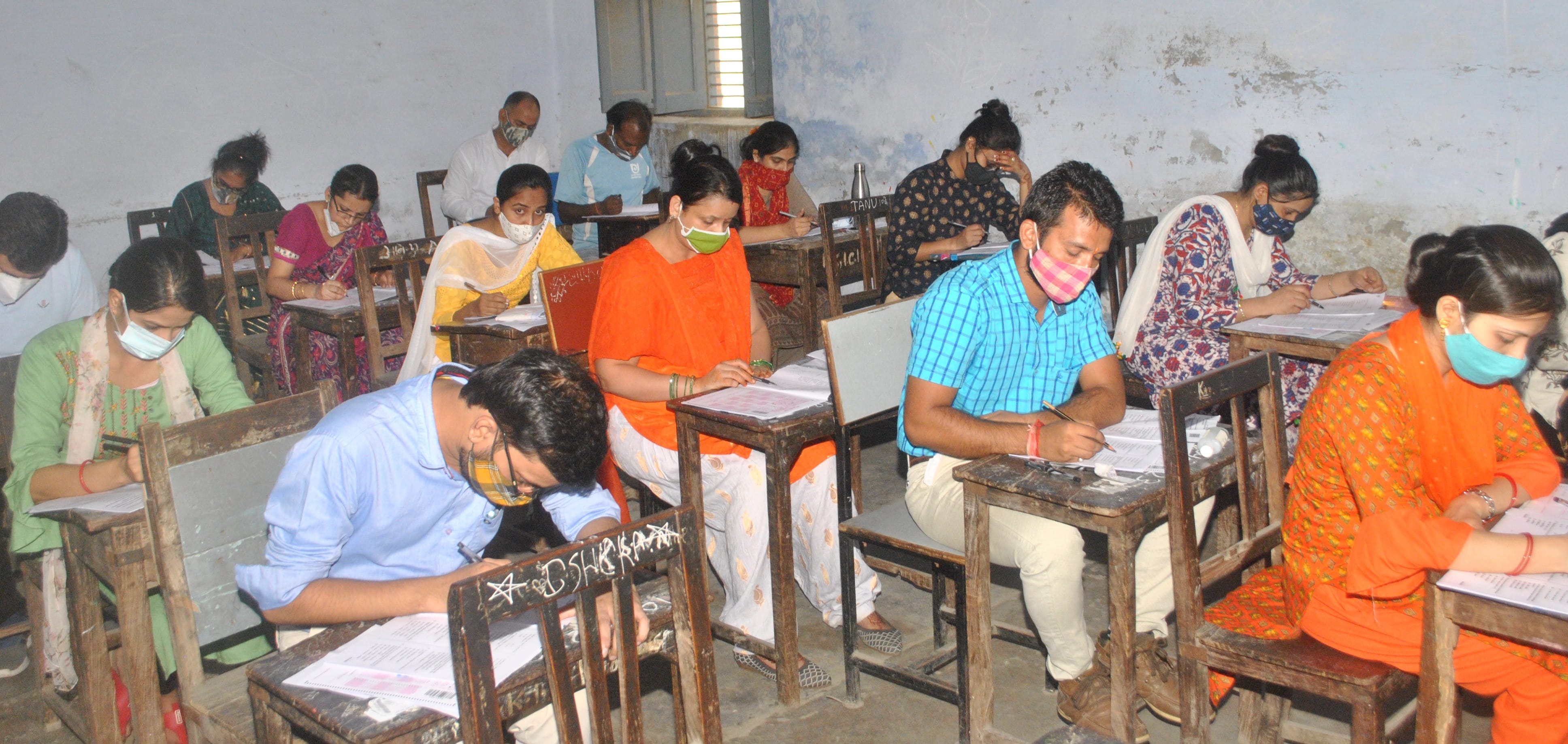 शामली हिन्दू कन्या इन्टर कॉलेज में परिक्षा देते   परिक्षार्थी