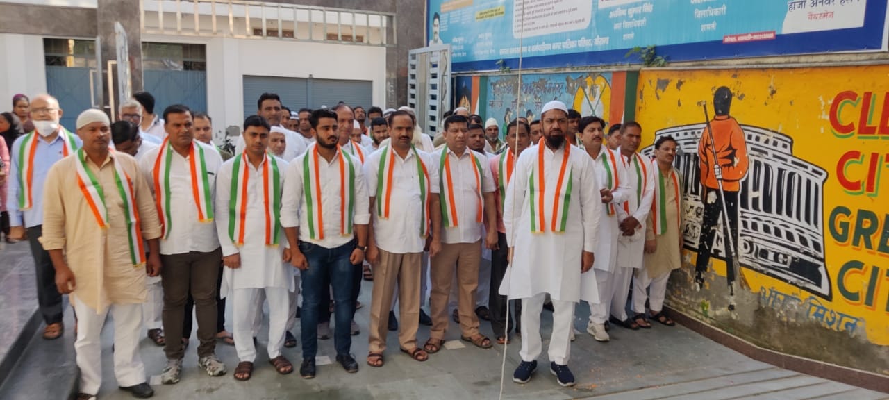कैराना नगर पालिका में राष्ट्रगान गाते पालिका चेयरमैन हाजी अनवर हसन व सभासद कैराना नगर पालिका में राष्ट्रगान गाते पालिका चेयरमैन हाजी अनवर हसन व सभासद