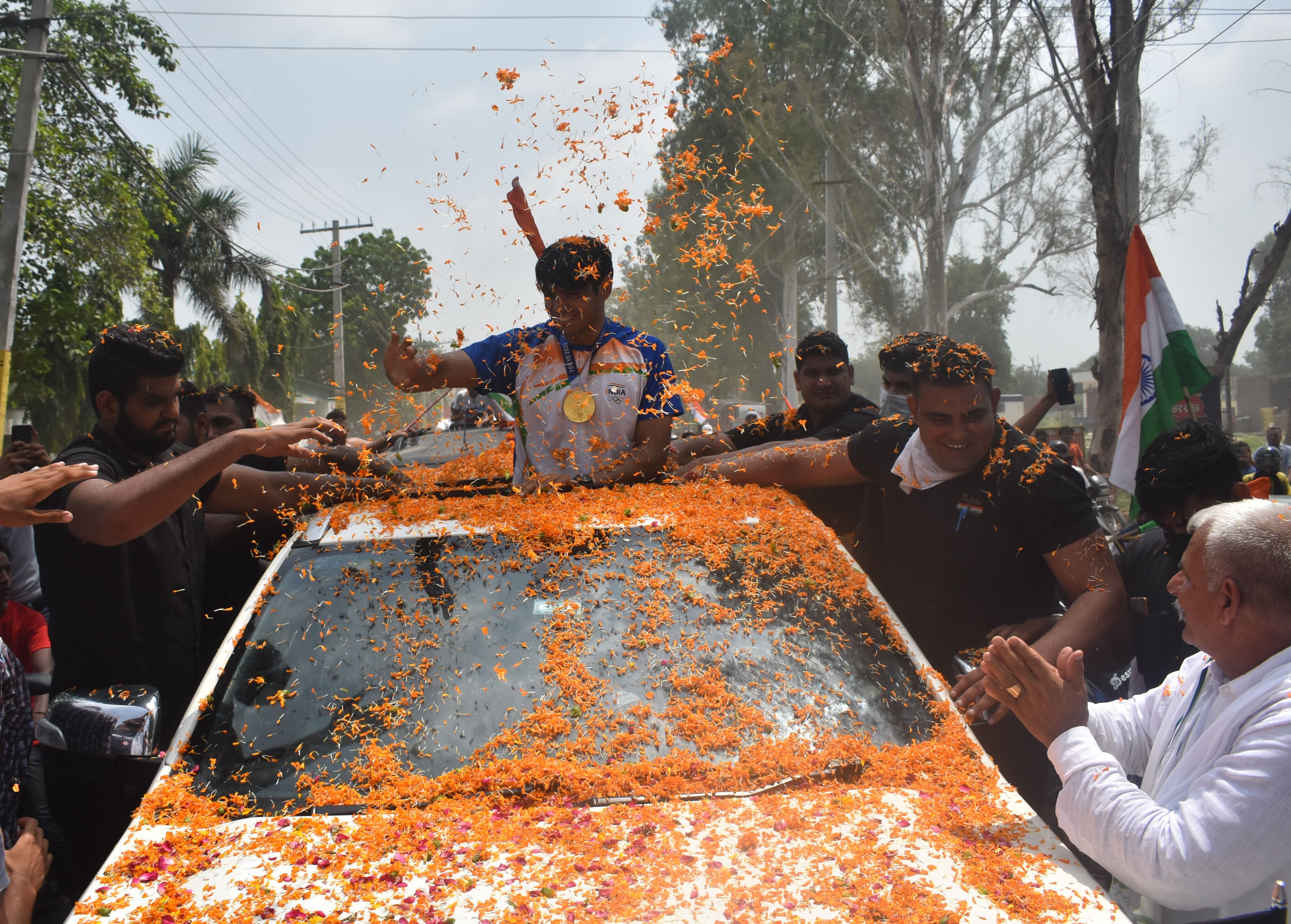 पानीपत। मतलोडा में पहुंचने पर गोल्डन ब्यॉय नीरज चोपड़ा पर फूलो की वक्षा करते हुए लोग। पानीपत। मतलोडा में पहुंचने पर गोल्डन ब्यॉय नीरज चोपड़ा पर फूलो की वक्षा करते हुए लोग।