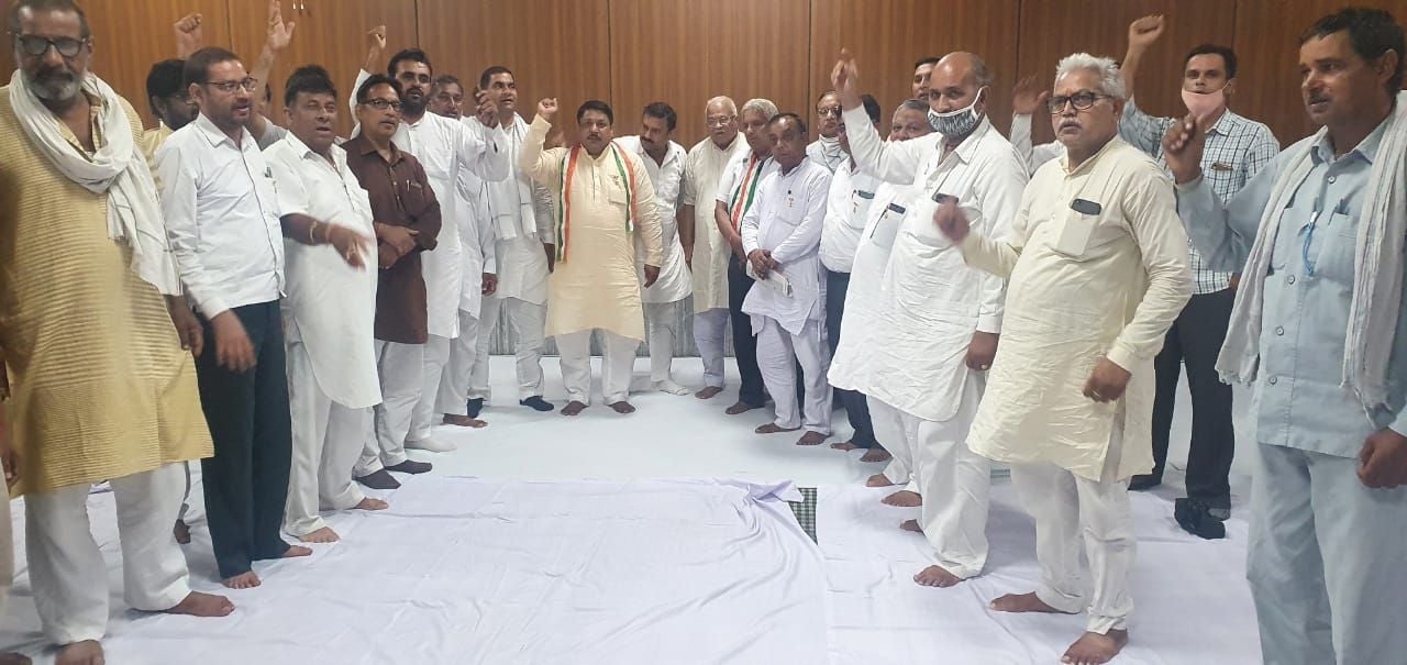 विभाग की कार्यप्रणाली के खिलाफ रोष जताते बैठक में भाग लेने वाले गण्यमान्य लोग। विभाग की कार्यप्रणाली के खिलाफ रोष जताते बैठक में भाग लेने वाले गण्यमान्य लोग।