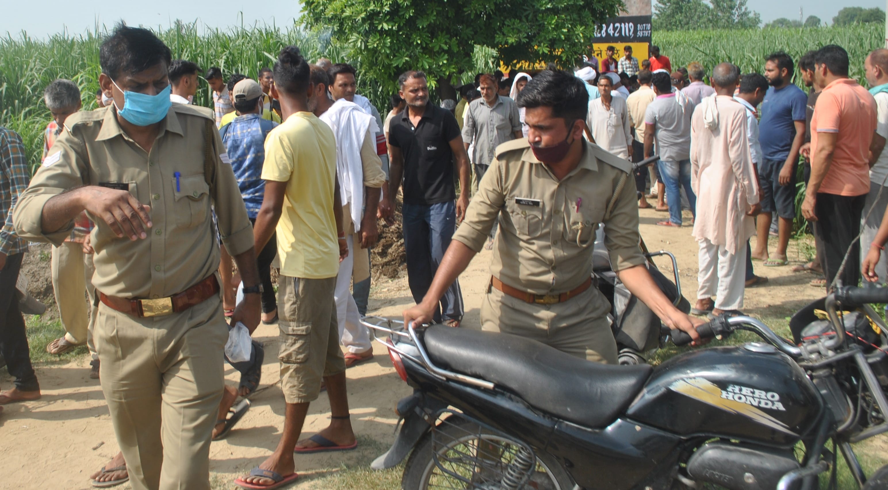शामली मेरठ करनाल मार्ग के काबडौत पुल के पास मृतक युवक को देखने के लिये लगी भीड शामली मेरठ करनाल मार्ग के काबडौत पुल के पास मृतक युवक को देखने के लिये लगी भीड