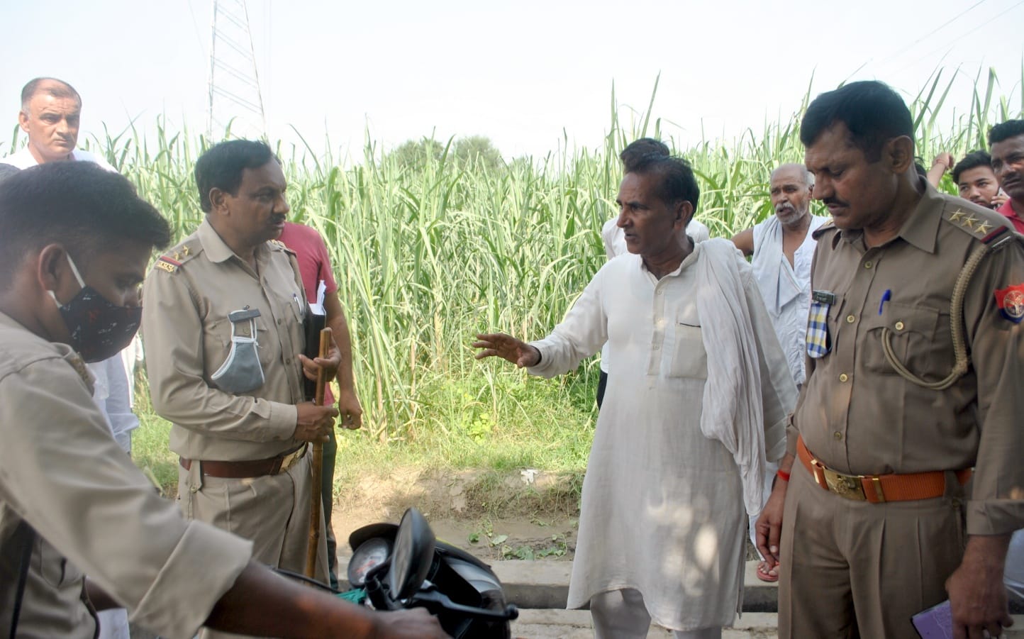 शामली मेरठ करनाल मार्ग के काबडौत पुल के पास मृतक के पिता से घटना की जानकारी लेते पुलिसकर्मी शामली मेरठ करनाल मार्ग के काबडौत पुल के पास मृतक के पिता से घटना की जानकारी लेते पुलिसकर्मी